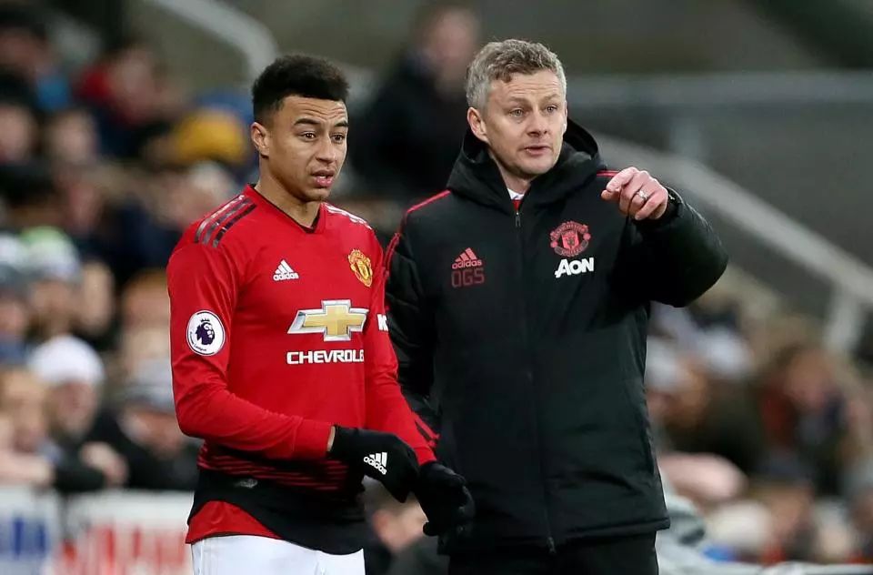 举足轻重地 举足轻重地